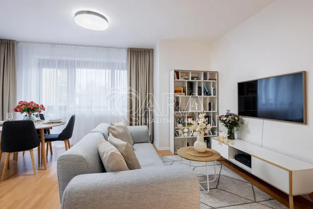 Кухня; кухненски уреди, дървен под, естествена светлина, модерен стил