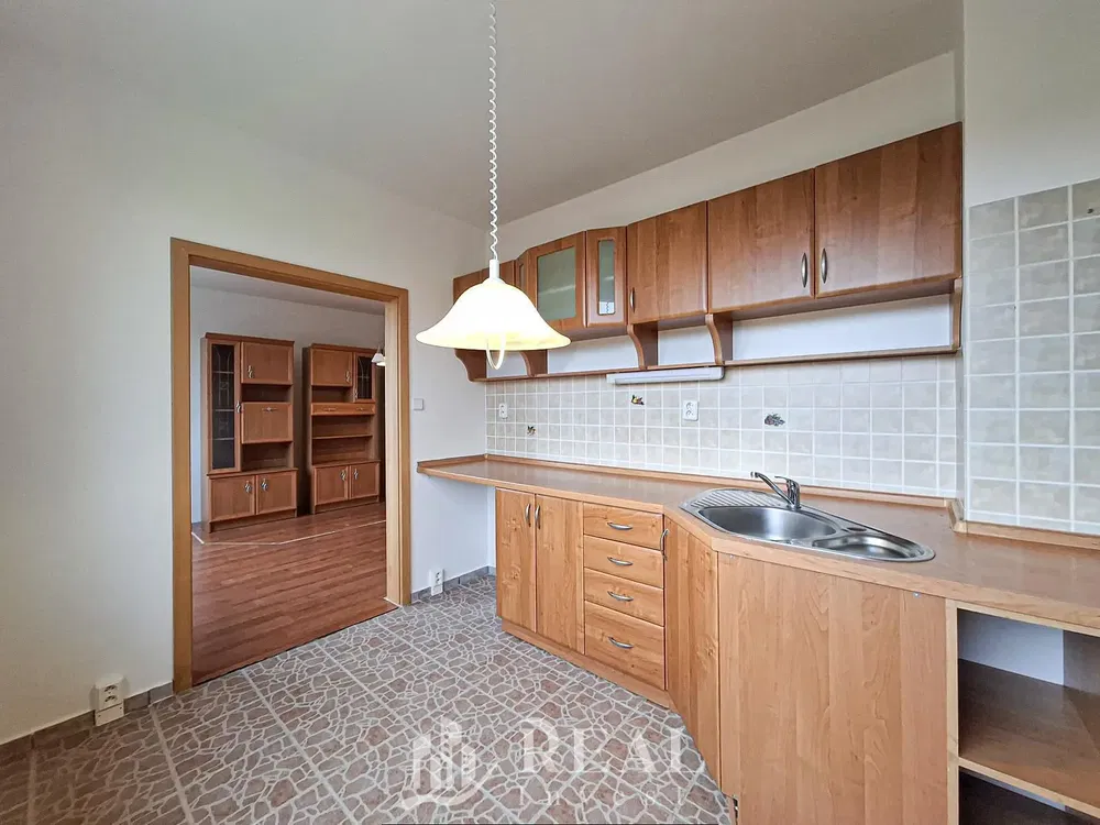 Oturma odası; ahşap zemin, doğal ışık, modern stil