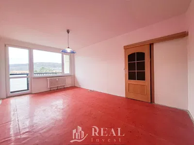 Oturma odası; ahşap zemin, doğal ışık, modern stil