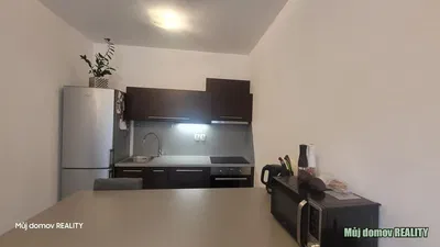 Кухня; кухненски уреди, дървен под, естествена светлина, модерен стил