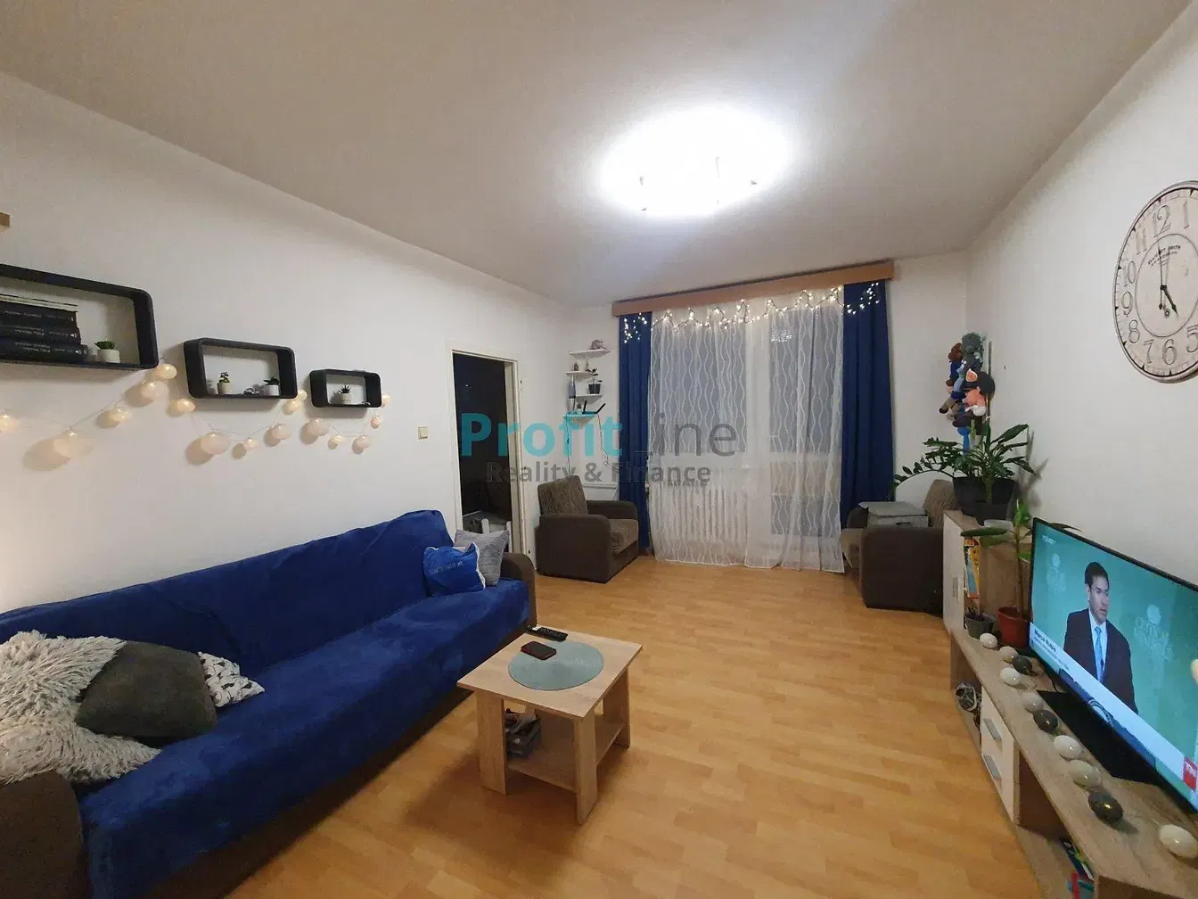 Obývací pokoj; dřevěná podlaha, přirozené světlo, moderní styl