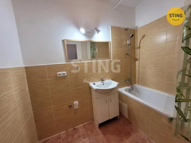 Living room; wood floor, natural light, modern style, high ceiling