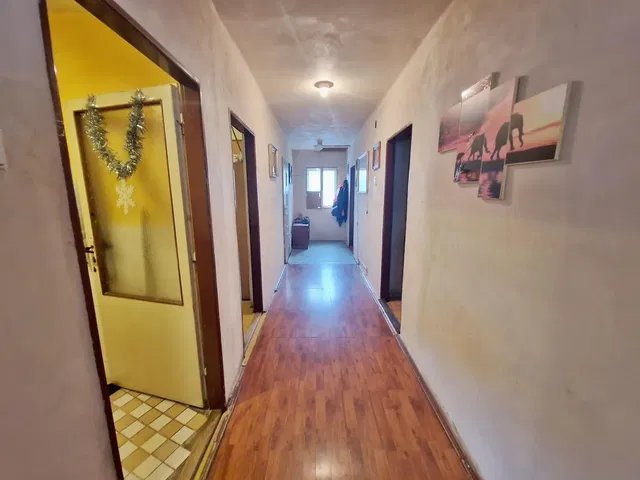 Kuchyně; kuchyňské spotřebiče, dřevěná podlaha, přirozené světlo, moderní styl