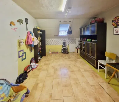 Obývací pokoj; dřevěná podlaha, přirozené světlo, moderní styl