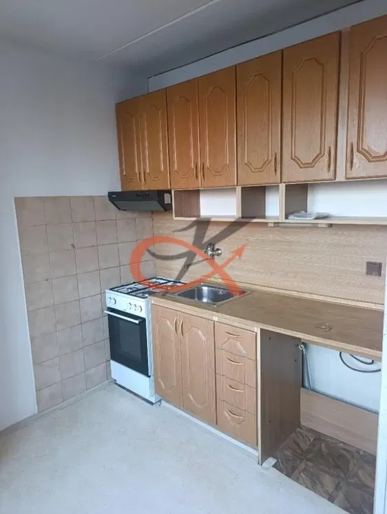 Salón; suelo de madera, luz natural, estilo moderno