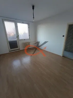 Salón; suelo de madera, luz natural, estilo moderno