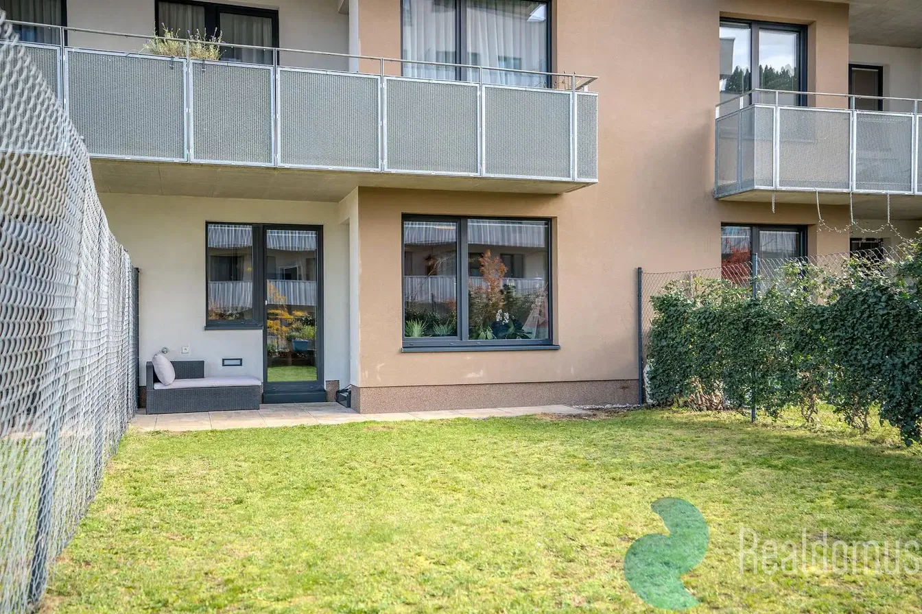 Хол; дървен под, естествена светлина, модерен стил