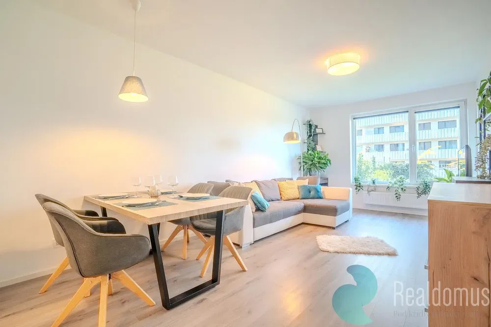 Кухня; кухненски уреди, дървен под, естествена светлина, модерен стил