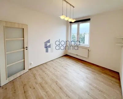 Sala de estar; chão de madeira, luz natural, estilo moderno