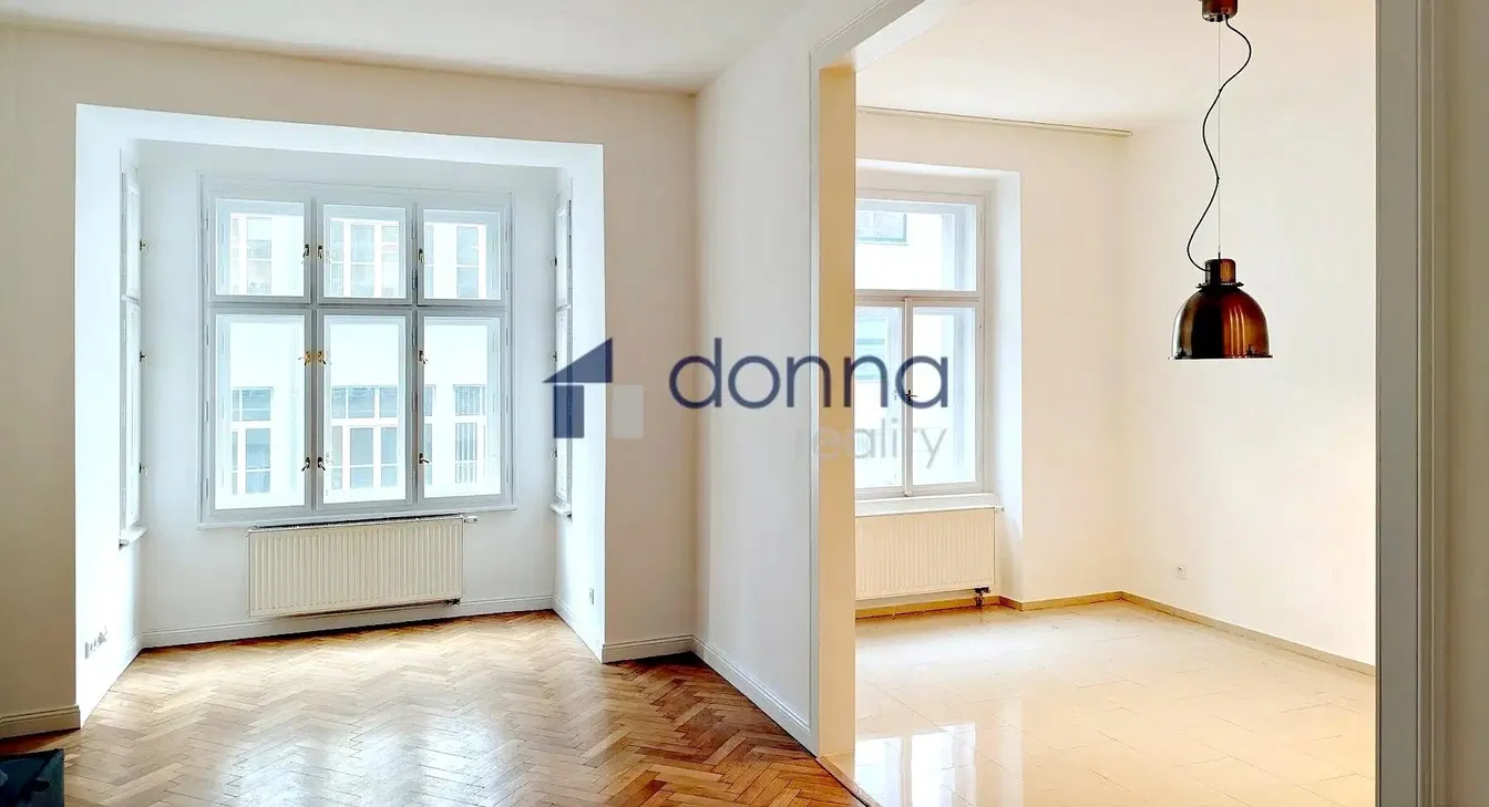 Кухня; кухненски уреди, дървен под, естествена светлина, модерен стил