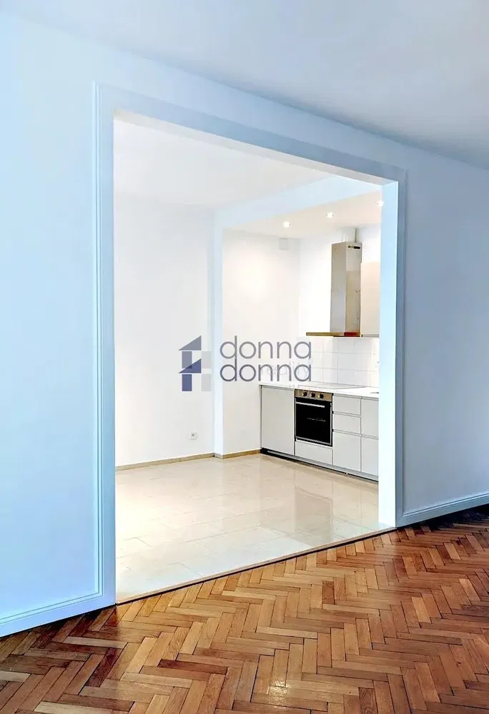 Хол; дървен под, естествена светлина, модерен стил