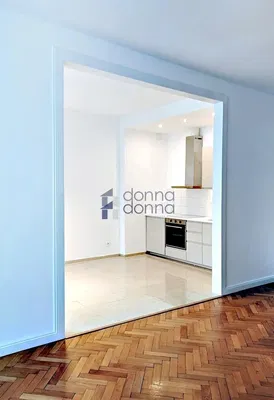 Хол; дървен под, естествена светлина, модерен стил