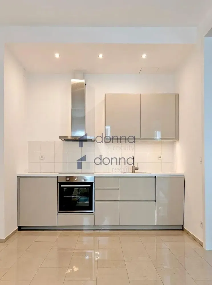 Хол; дървен под, естествена светлина, модерен стил