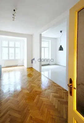 Кухня; кухненски уреди, дървен под, естествена светлина, модерен стил