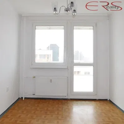 Kuchyně; kuchyňské spotřebiče, dřevěná podlaha, přirozené světlo, moderní styl