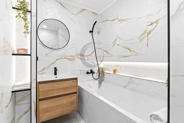 Kuchyně; kuchyňské spotřebiče, dlažba, přirozené světlo, moderní styl