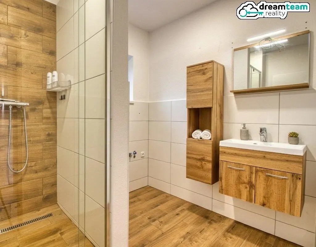 Obývací pokoj; dřevěná podlaha, přirozené světlo, moderní styl