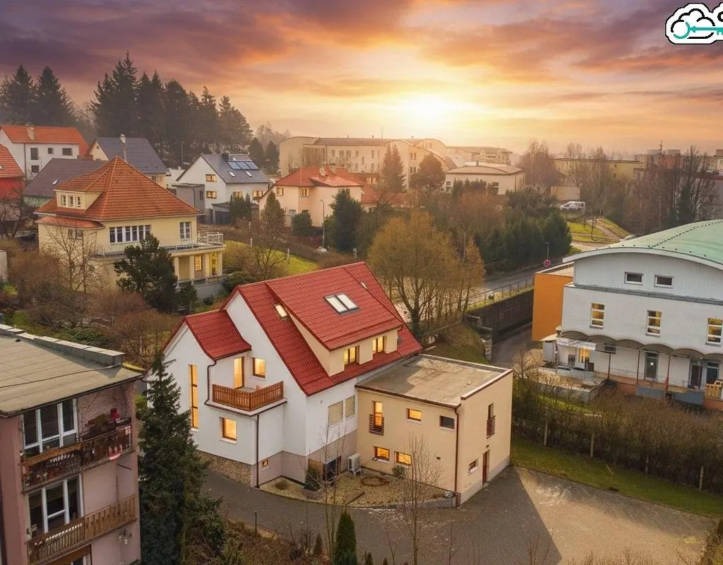 Kuchyně; kuchyňské spotřebiče, dřevěná podlaha, přirozené světlo, moderní styl