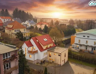 Kuchyně; kuchyňské spotřebiče, dřevěná podlaha, přirozené světlo, moderní styl