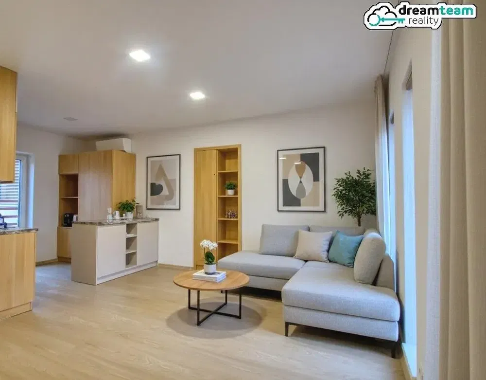 Kuchyně; kuchyňské spotřebiče, dřevěná podlaha, přirozené světlo, moderní styl