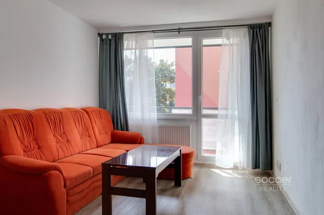 Obývací pokoj; dřevěná podlaha, přirozené světlo, moderní styl