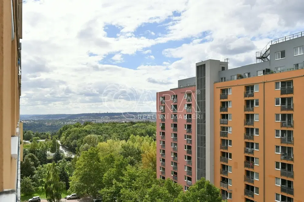 Кухня; кухненски уреди, дървен под, естествена светлина, модерен стил