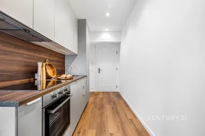 Σαλόνι; ξύλινο πάτωμα, φυσικό φως, μοντέρνο στυλ