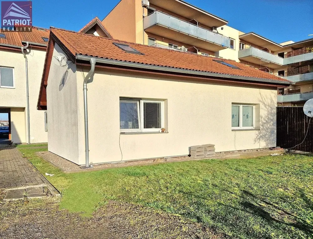 Obývací pokoj; dřevěná podlaha, přirozené světlo, moderní styl