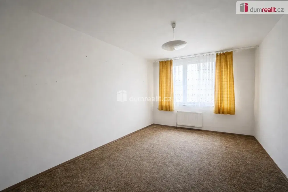 Kuchyně; kuchyňské spotřebiče, dřevěná podlaha, přirozené světlo, moderní styl