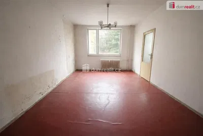 Kuchyně; kuchyňské spotřebiče, dřevěná podlaha, přirozené světlo, moderní styl