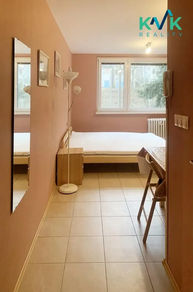 Кухня; кухненски уреди, дървен под, естествена светлина, модерен стил