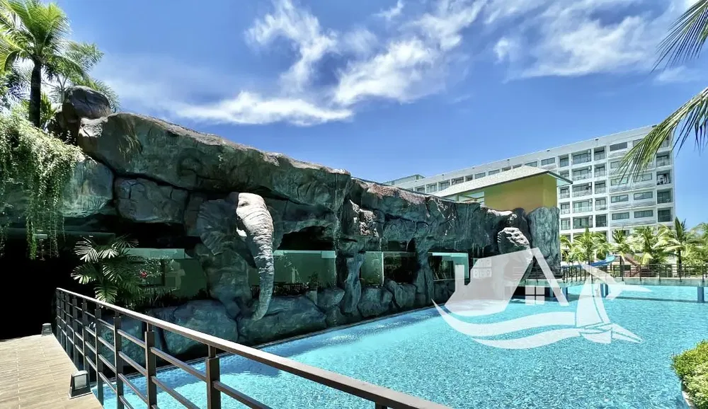 Kuchyně; kuchyňské spotřebiče, dřevěná podlaha, přirozené světlo, moderní styl