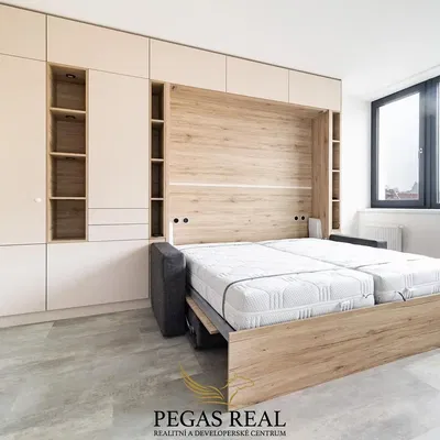 Kuchyně; kuchyňské spotřebiče, dřevěná podlaha, přirozené světlo, moderní styl