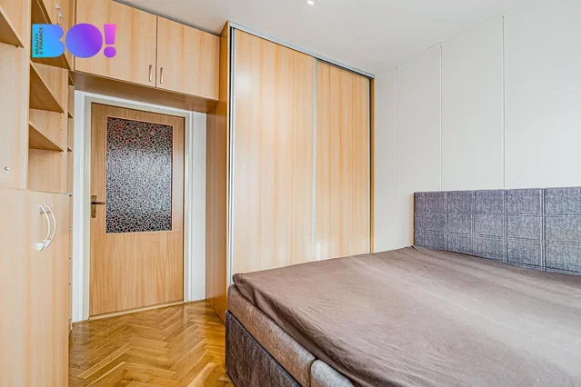 Obývací pokoj; dřevěná podlaha, přirozené světlo, moderní styl