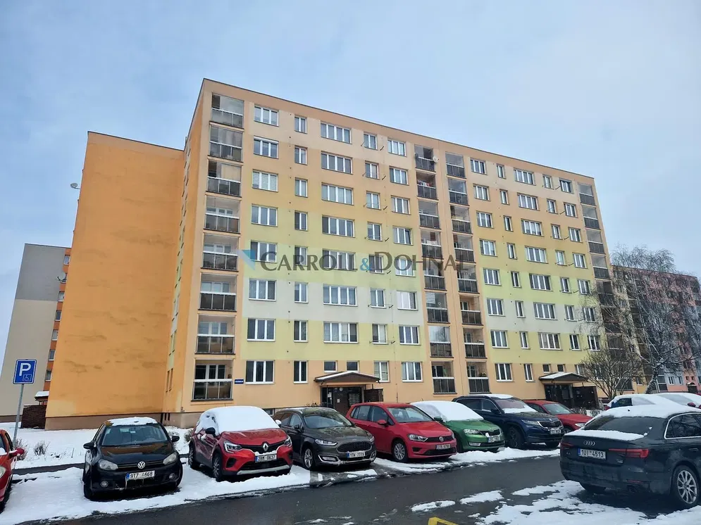 Obývací pokoj; dřevěná podlaha, přirozené světlo, moderní styl