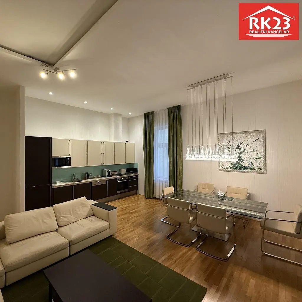 Kuchyně; kuchyňské spotřebiče, dřevěná podlaha, přirozené světlo, moderní styl