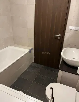 Хол; дървен под, естествена светлина, модерен стил