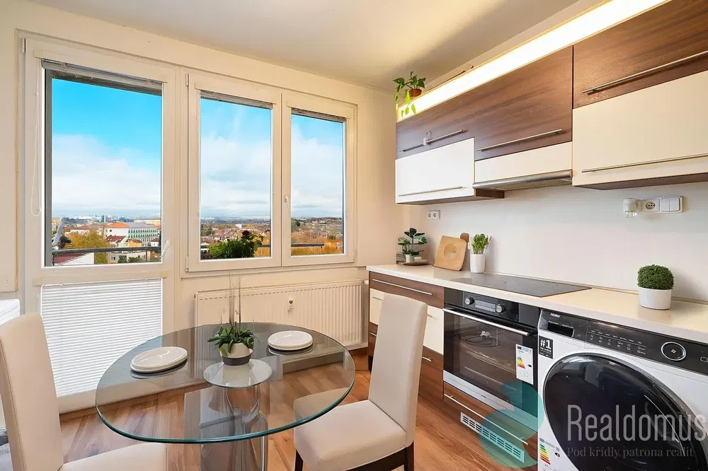 Living room; wood floor, natural light, modern style