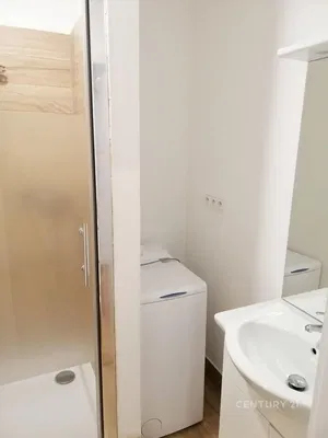 Mutfak; mutfak aletleri, ahşap zemin, doğal ışık, modern stil