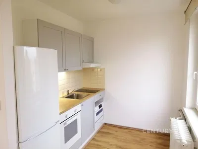 Mutfak; mutfak aletleri, ahşap zemin, doğal ışık, modern stil