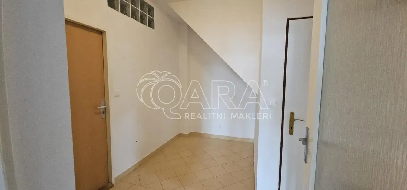 Sala de estar; chão de madeira, luz natural, estilo moderno, teto alto