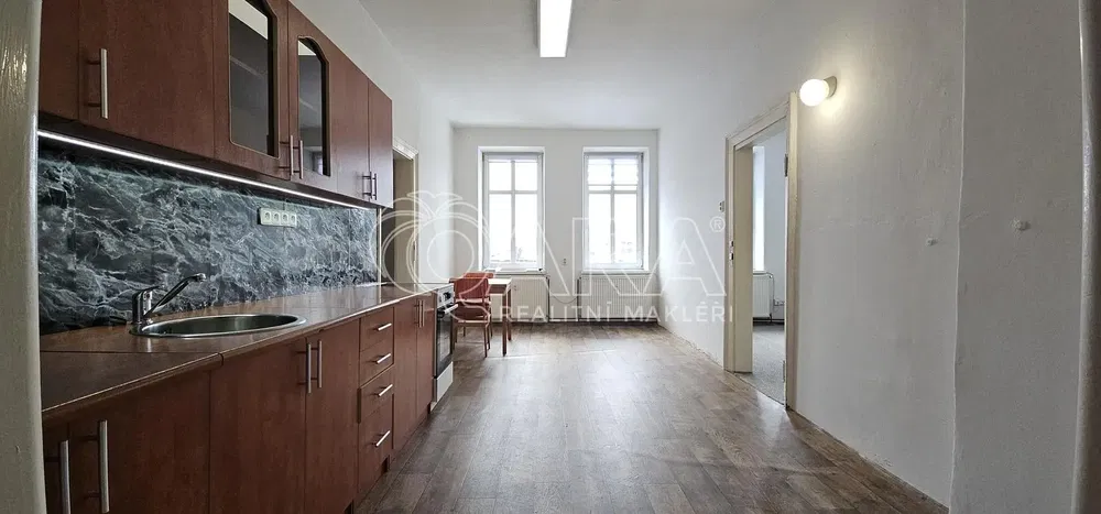 Cozinha; eletrodomésticos, chão de madeira, luz natural, estilo moderno