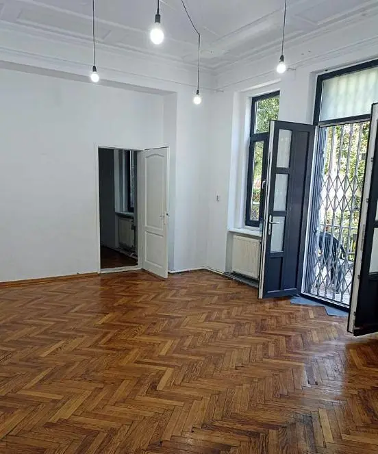 Küche; küchengeräte, holzboden, tageslicht, moderner stil