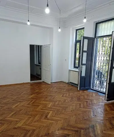 Cocina; electrodomésticos, suelo de madera, luz natural, estilo moderno