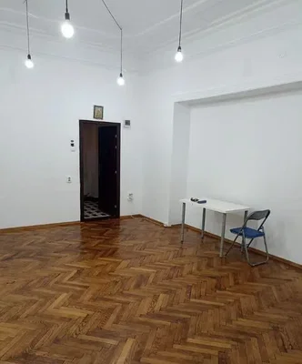 Küche; küchengeräte, holzboden, tageslicht, moderner stil