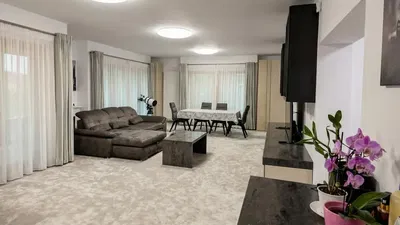 Küche; küchengeräte, holzboden, tageslicht, moderner stil