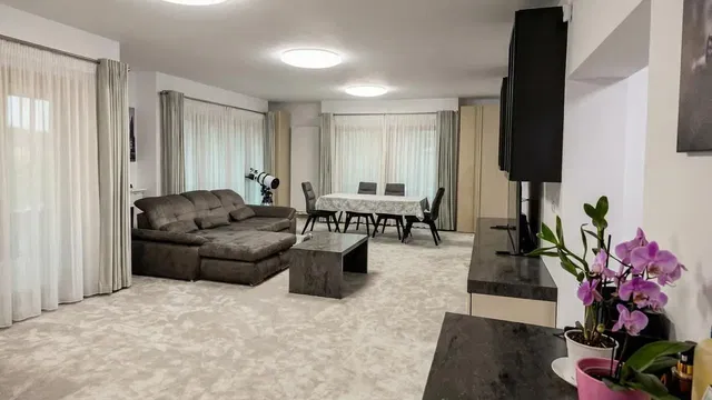 Cocina; electrodomésticos, suelo de madera, luz natural, estilo moderno