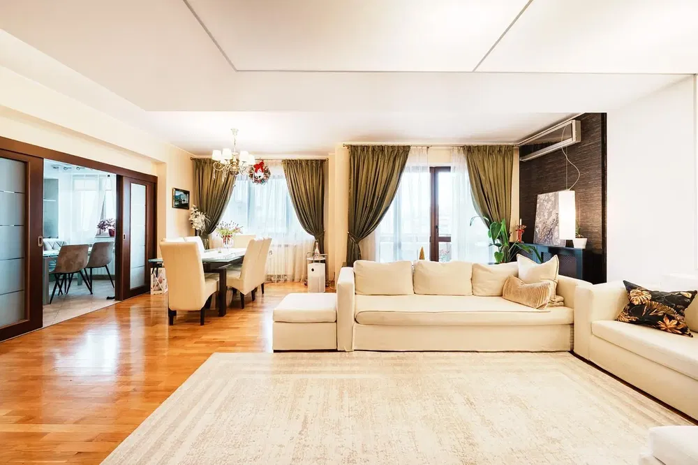 Cocina; electrodomésticos, suelo de madera, luz natural, estilo moderno