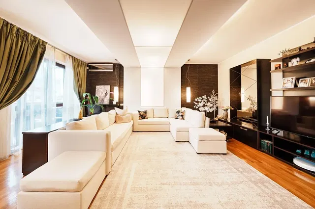 Cocina; electrodomésticos, suelo de madera, luz natural, estilo moderno