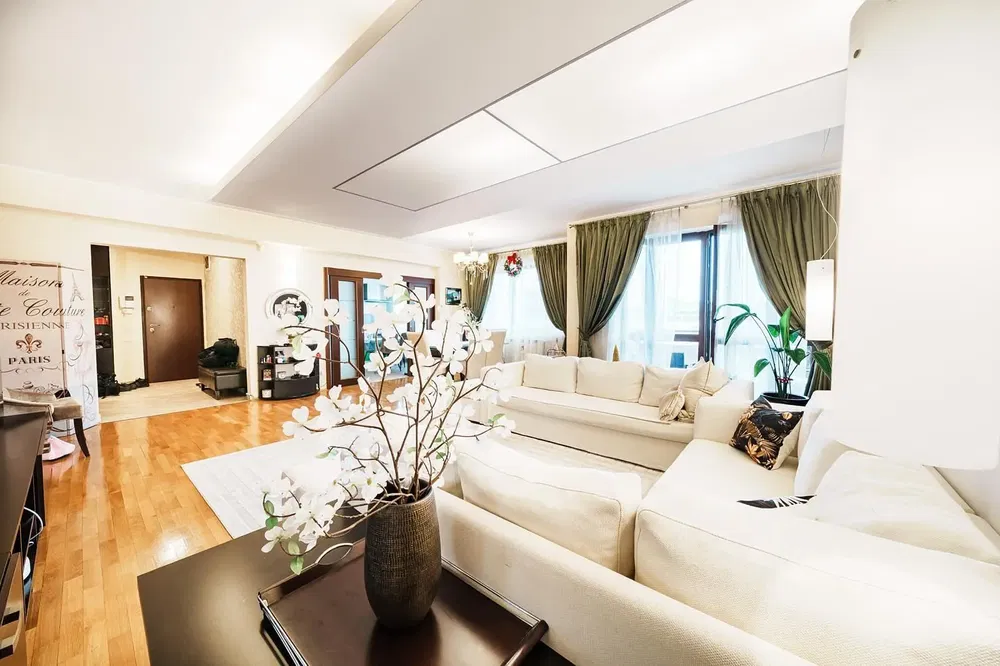 Cocina; electrodomésticos, suelo de madera, luz natural, estilo moderno